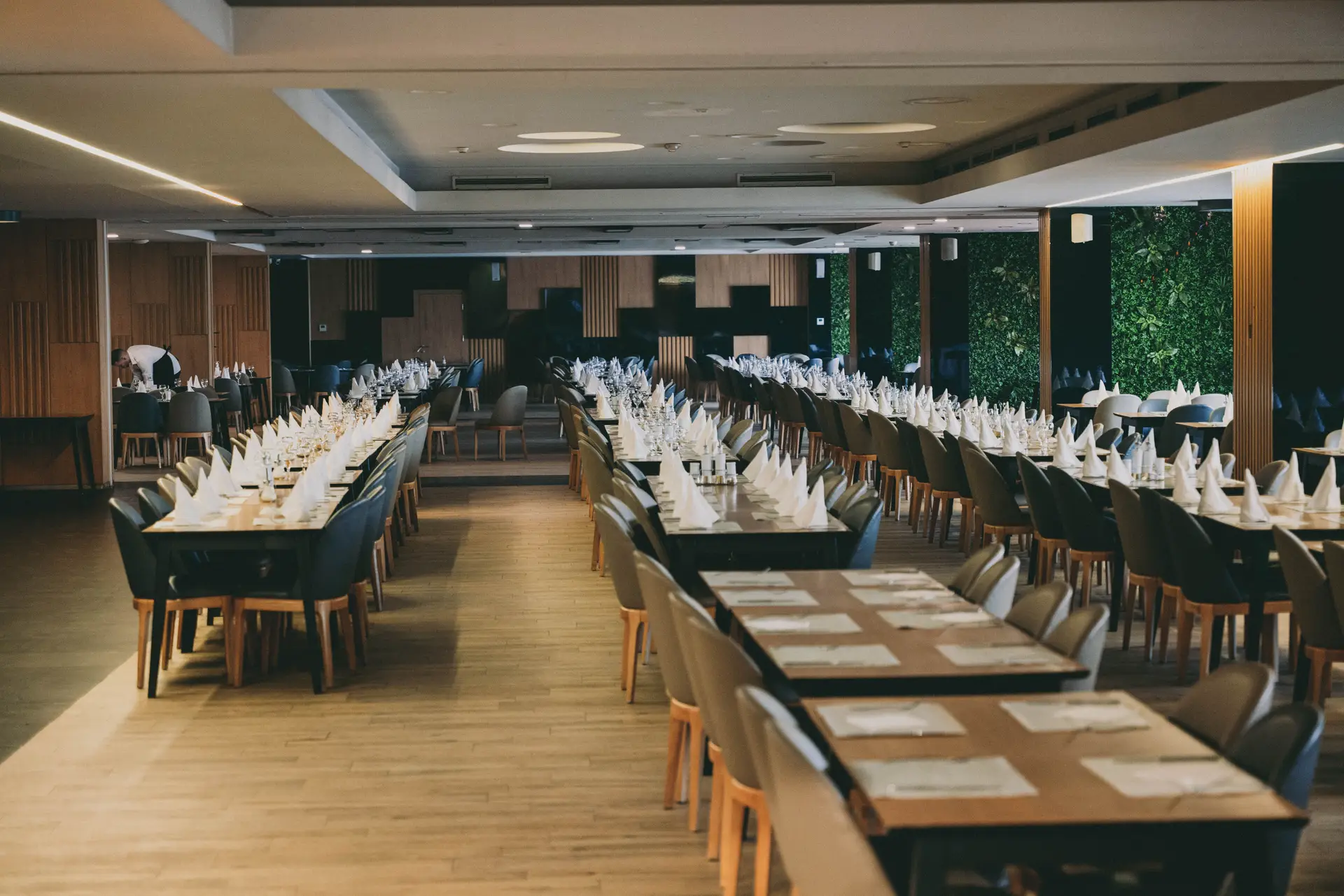 Elegant restaurantinteriør på AlquellianregalHaven