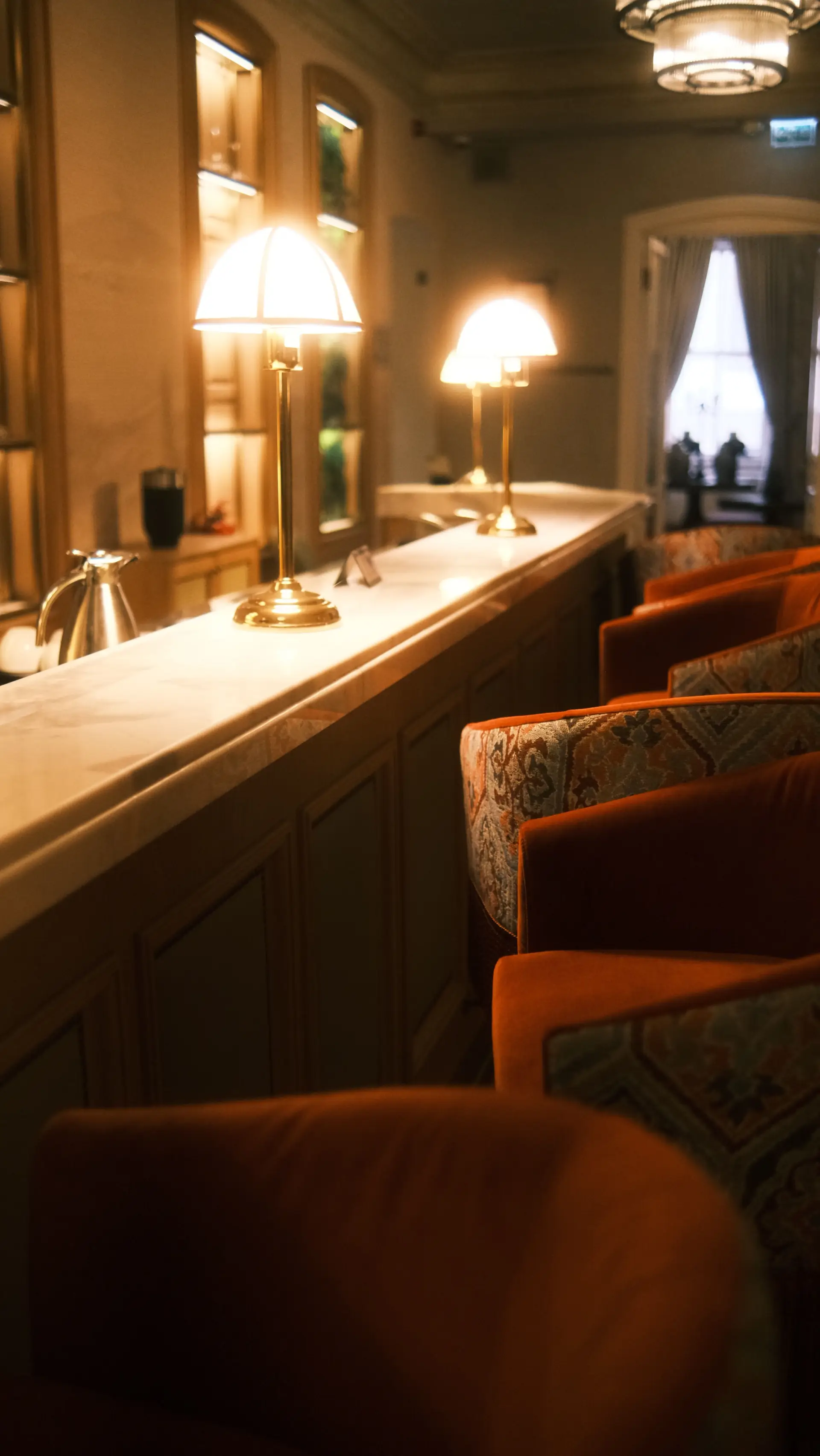 Elegant hotell-lounge med varm belysning